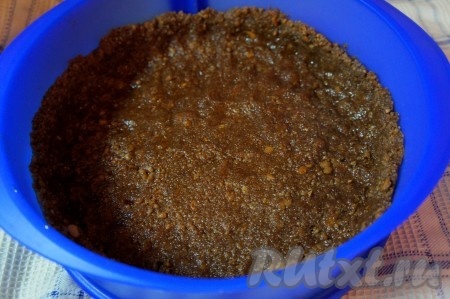 Выложить полученную массу в форму, сформировав небольшие борта. Поставить запекаться на 10-15 минут в предварительно разогретую до 180 градусов духовку.