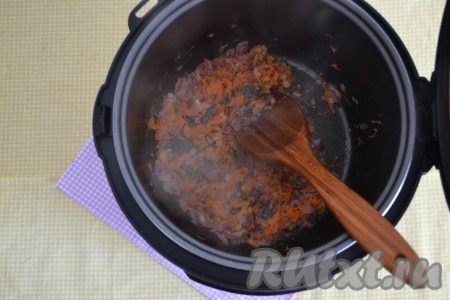 Обжарить, помешивая, до состояния мягкости овощей. Это займет 2-3 минуты. 