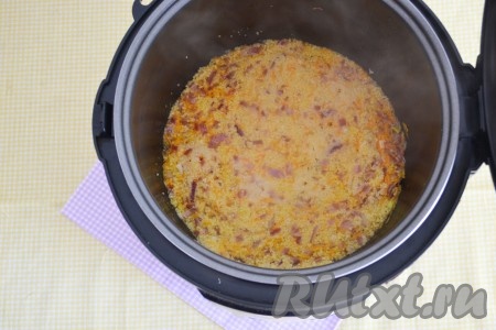 По истечении времени вкусный, ароматный кус-кус будет готов, его нужно аккуратно перемешать в чаше мультиварки и разложить по тарелкам.
