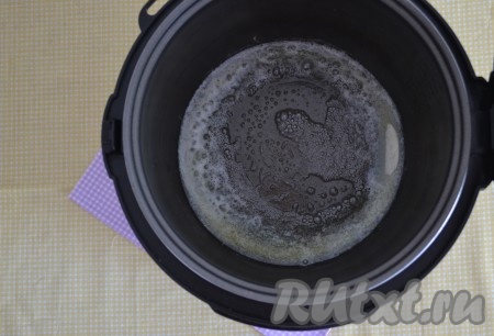 Включить мультиварку на функцию "Жарка" и растопить в чаше сливочное масло.