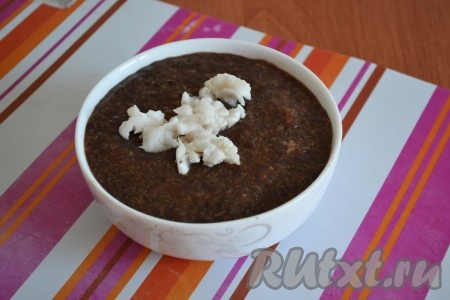 Сало нарезать мелкими кубиками и выложить к печеночному фаршу.
