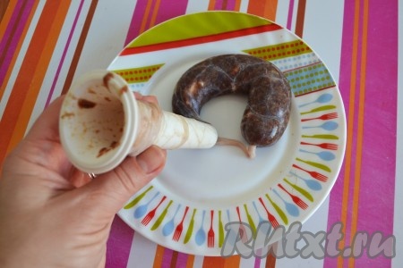 Наполнить кишки печеночным фаршем. Очень плотно заполнять кишку не нужно, чтобы колбаса не лопнула во время варки.
