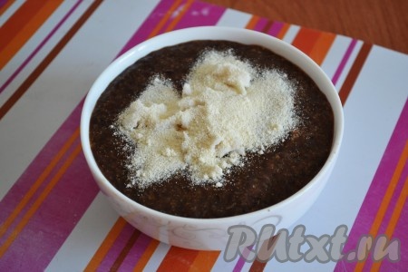 Всыпать манную крупу. 