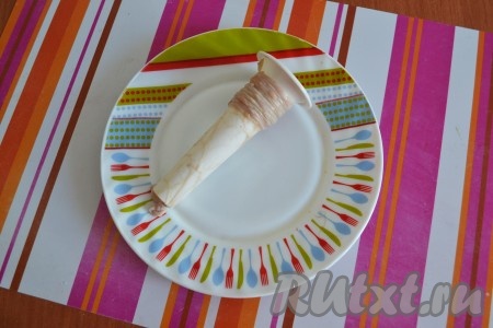 Кишки нужно тщательно вымыть водой комнатной температуры, при необходимости, поскрести. Подготовленную кишку насадить на специальную насадку мясорубки. Свисающий кончик кишки завязать на узелок или нитью.
