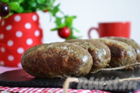 Дать очень вкусной печеночной колбаске остыть, хотя она вкусна и в теплом виде.
