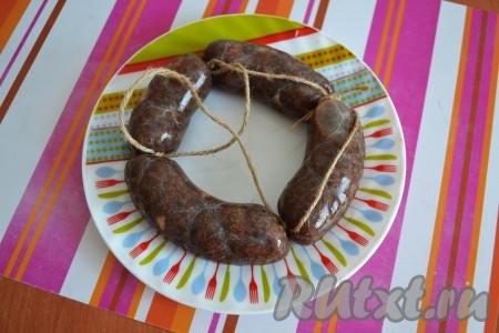 Чтобы колбасу из&nbsp;говяжьей печени было удобно варить, не делайте колбаску слишком длинной.
