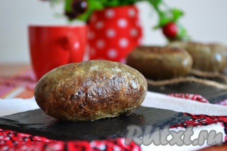 Для того чтобы колбаса из говяжьей печени приобрела аппетитную румяную корочку, необходимо обжарить её с двух сторон на сковороде, разогретой со сливочным маслом.
