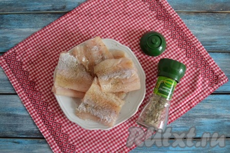 Посолить филе и приправить специями. 