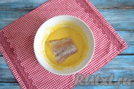 Можно окунать в кляр каждый кусочек рыбы, а можно сделать проще: выложить все кусочки филе минтая одновременно и перемешать, а затем извлекать на сковороду, поддев вилкой.
