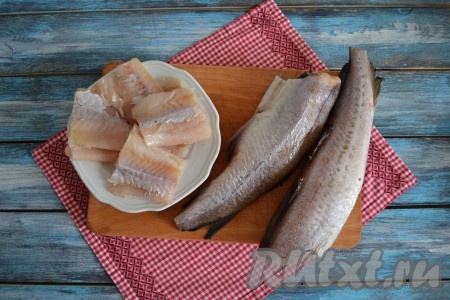 Снять аккуратно кожицу. Снимается она не совсем просто, поэтому нужно запастись терпением - спешка в этом деле на пользу не пойдет. Поддев кожицу кончиком ножа с одной стороны, нежно и очень аккуратно, придерживая филе, стянуть её со всего кусочка. Разрезать филе на 3-4 части, в зависимости от размера самой рыбы.