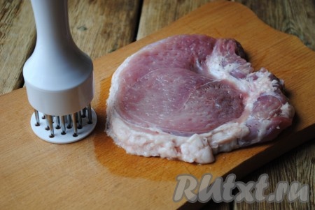 Каждый кусок мяса отбить молотком для отбивных или пробить тендерайзером.&nbsp;
