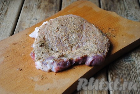 Хорошо втереть горчицу в мясо с двух сторон и оставить мариноваться минут на 30.&nbsp;
