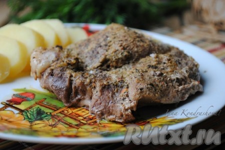 Свинина в горчице, запеченная в духовке, получается сочной и вкусной, подать лучше в горячем виде.