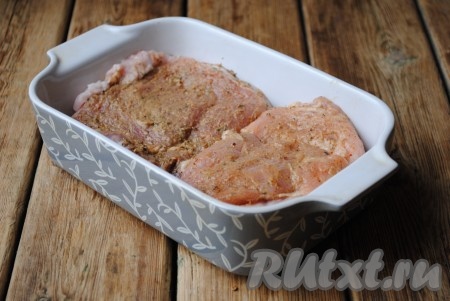 Выложить свинину в горчице в жаропрочную форму (при желании форму можно смазать растительным маслом), накрыть фольгой и отправить запекаться в разогретую до 180 градусов духовку на 35-40 минут.&nbsp;
