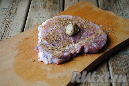 На каждый кусок свинины выложить небольшое количество горчицы.&nbsp;
