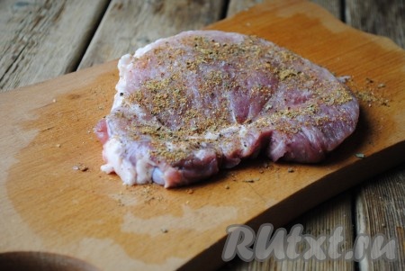 Подготовленное мясо посолить, поперчить и посыпать приправой с двух сторон.&nbsp;
