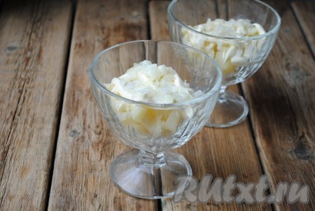 Затем выложить лук. Если нужно, слои салата можно подсаливать.&nbsp;
