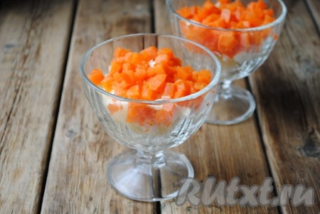 Следующим слоем выложить морковь, смазать майонезом.&nbsp;
