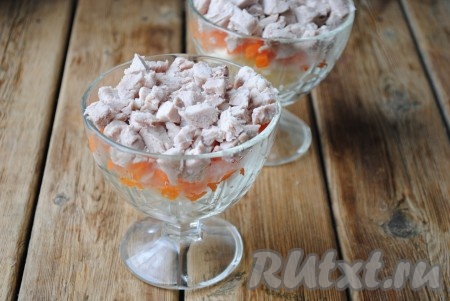 Затем на морковь выложить мясо, смазать майонезом.&nbsp;
