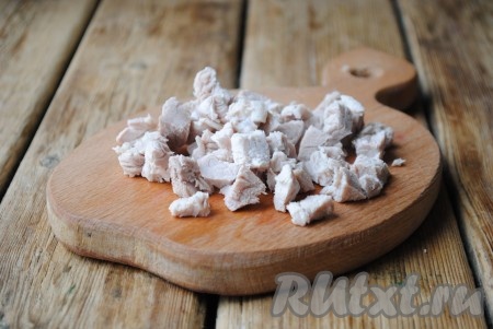 Вареную остывшую свинину нарезать кубиками.&nbsp;
