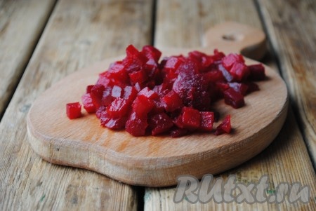 Очищенную свеклу нарезать кубиками, лучше всего это делать в перчатках, так как свекла сильно окрашивает руки.&nbsp;
