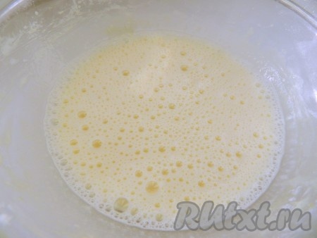 Добавить крахмал, хорошо перемешать, влить в смесь четверть стакана молока, размешать до однородности.