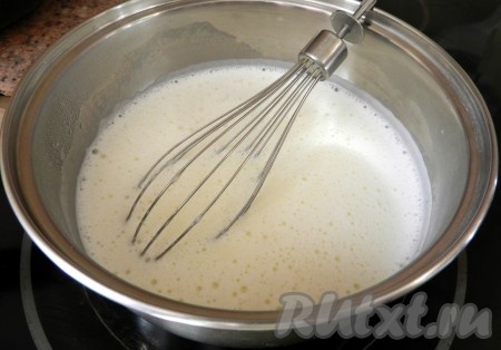 Оставшееся молоко нагреть до кипения и тонкой струйкой влить в него смесь. Варить до загустения на медленном огне, постоянно помешивая.