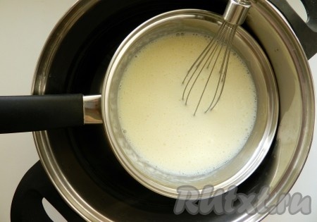 В кастрюлю большего размера налить холодную воду, поставить в нее кастрюльку с киселем и остудить его, постоянно взбивая.&nbsp;
