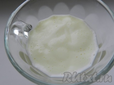 Кисель, приготовленный из молока, яйца и крахмала, разлить по креманкам или стаканчикам, украсить.
