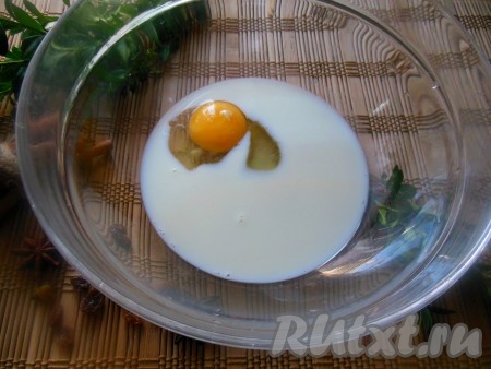 В молоко добавьте сахар, соль и яйцо, хорошенько взбейте.