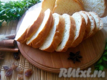 Батон лучше брать не свежий, нарежьте на небольшие ломтики.