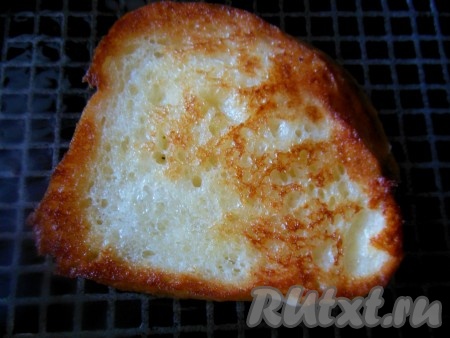 Выложите кусочки батона на сковороду, разогретую с растительным маслом, и обжарьте с двух сторон до золотистого цвета.