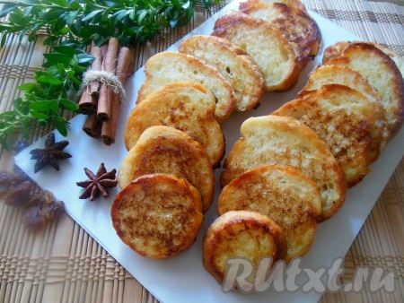 Готовые гренки выложите на бумажное полотенце, чтобы впитался лишний жир.