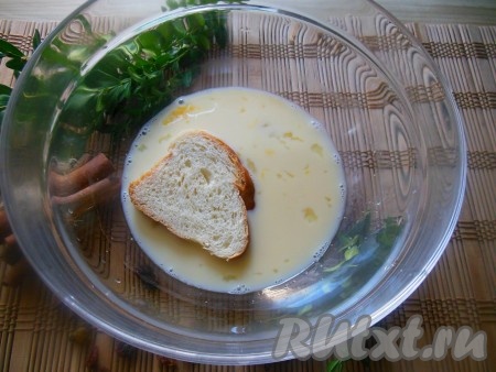 Каждый кусочек батона обмакните в молочно-яичную смесь с двух сторон.