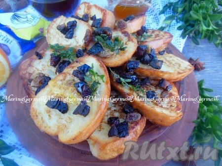 Сладкие гренки, приготовленные с яйцом и молоком, выложите на тарелку, полейте сверху медом и посыпьте изюмом и нарезанным черносливом. Очень вкусный завтрак!