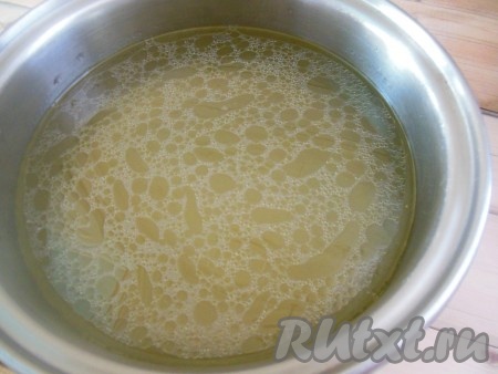 Куриный бульон для этого блюда можно получить, сварив до готовности небольшой кусочек курочки, а можно взять бульон, оставшийся от приготовления других блюд. Куриный бульон поставьте на огонь и доведите до кипения.