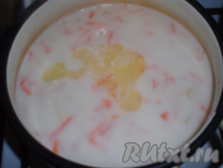 Если воды много - слить лишнюю воду. Вода должна не полностью покрывать овощи. Влить в кастрюлю с супом молоко, вскипятить, проверить на соль и добавить щепотку сахара для балансировки вкуса.&nbsp;Положить в готовый суп кусочек сливочного масла.
