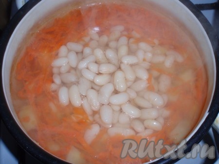 Добавить отваренную фасоль, вновь довести до кипения. 
