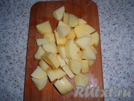 Картофель очистить нарезать произвольно.
