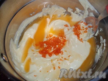 В растопленный шоколад всыпать натертую цедру и влить сок, размешать до однородности.
