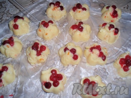 Форму с остывшим белым шоколадом поместить в холодильник до полного застывания. Застывшие конфеты вынуть из формочек.
