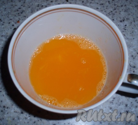 Выжать сок из мандарина.
