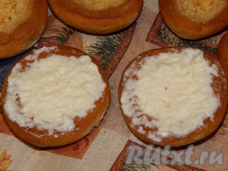 Для приготовления крема нужно сливочное масло комнатной температуры взбить со сгущёнкой до однородности. В получившиеся отверстия в половинках печенья выложить понемногу крема. В середину крема, выложенного в половинку, можно вложить орешек. Склеить половинки пирожных попарно между собой, формируя пирожные "Персики". Благодаря крему, скрепляются половинки достаточно легко.