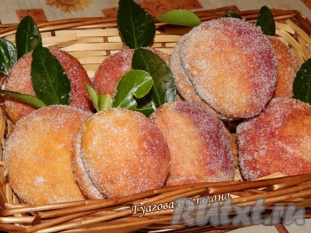 Для приготовления украшения в одну тарелку натереть на мелкой тёрке очищенную сырую свеклу. В другую тарелку натереть на мелкой тёрке очищенную сырую морковь. Отжать сок из свеклы, а затем - сок из моркови. Свекольный и морковный соки нам понадобятся для украшения пирожных. С помощью кулинарной кисти подкрасить бока пирожных "Персики" соком свеклы и моркови. Обвалять готовые пирожные в сахаре со всех сторон.