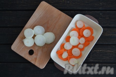 Очистить и нарезать тонкими кружочками репчатый лук. Выложить его поверх моркови. 