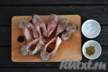 Каждый кусочек толстолобика посолить и приправить специями.
