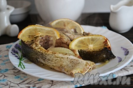 Ароматные, сочные, с нежным вкусом кусочки толстолобика вместе с овощами, с которыми рыбка запекалась в духовке, выложить на блюдо и тут же подать на стол. Кроме овощей можно подать к рыбке картофельное пюре или отварной рис.
