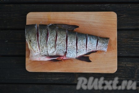 Толстолобика очистить от чешуи, удалить внутренности и хорошо вымыть внутри. Нужно тщательно удалить черную пленочку в брюшке, иначе рыба в результате будет горчить. Отрезать голову и хвост (выбрасывать их не стоит, можно приготовить, к примеру, вкуснейшую уху). Разрезать рыбу на кусочки шириной, примерно, 1,5 см.