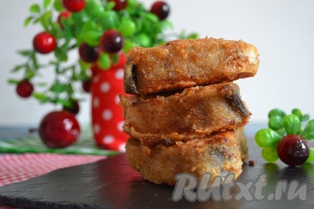 Минтай, жареный в панировочных сухарях на сковороде, получается ароматным, вкусным, сочным, нежным, с аппетитной хрустящей корочкой. Отлично сочетается с картофельным пюре и овощным салатом.
