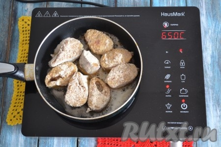 В сковороде хорошо прогреть растительное масло и выложить запанированные кусочки минтая.
